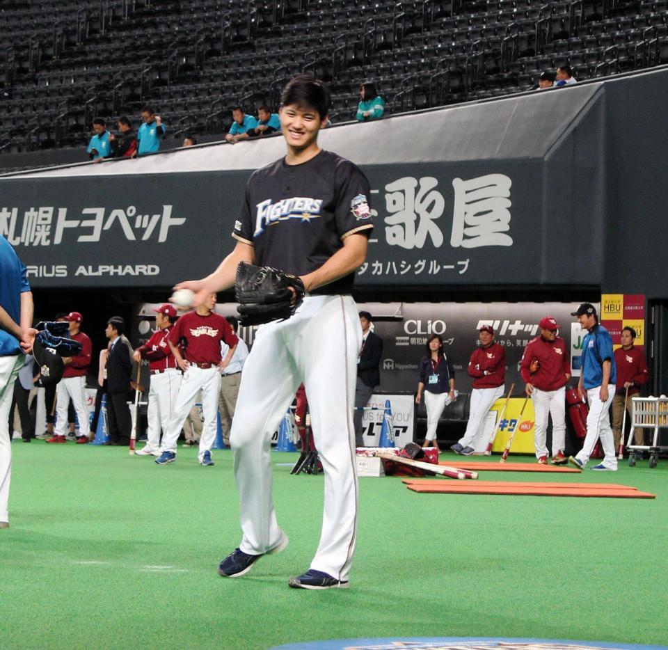 練習を終え、笑顔で引き揚げる日本ハム・大谷