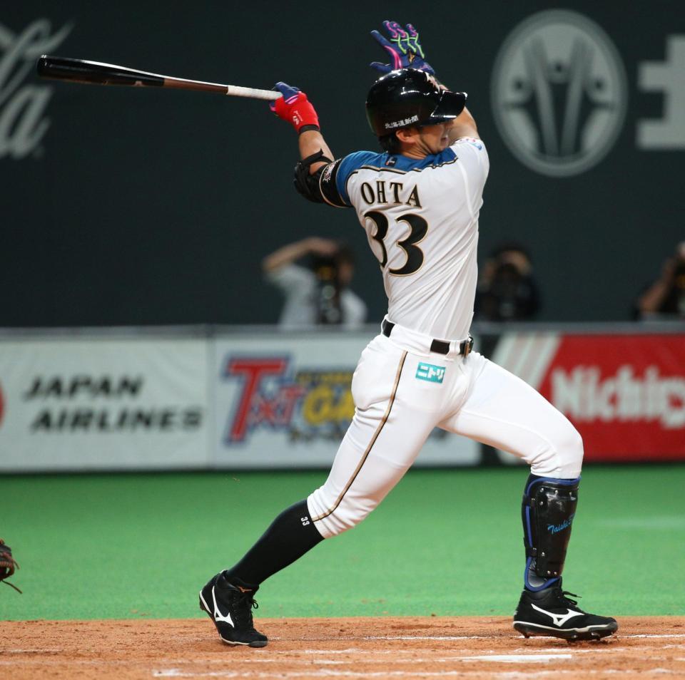 　５回、勝ち越しソロを放つ日本ハム・大田