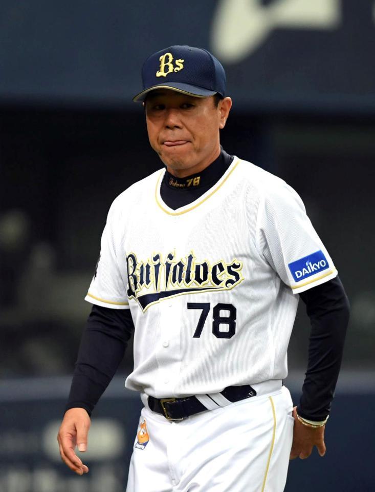 ８回、投手交代を告げるオリックス・福良監督