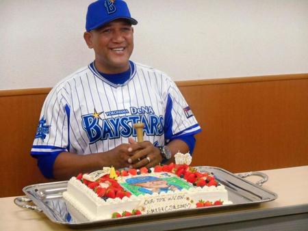 報道陣から４３歳の誕生日を祝うケーキをプレゼントされ笑みを浮かべるラミレス監督