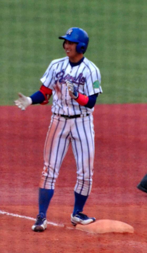 九回に２点適時三塁打を放ち、塁上で喜ぶ立正大・小郷