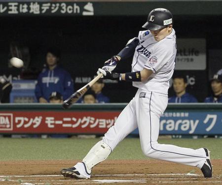 　１回、源田が右中間に適時三塁打を放つ