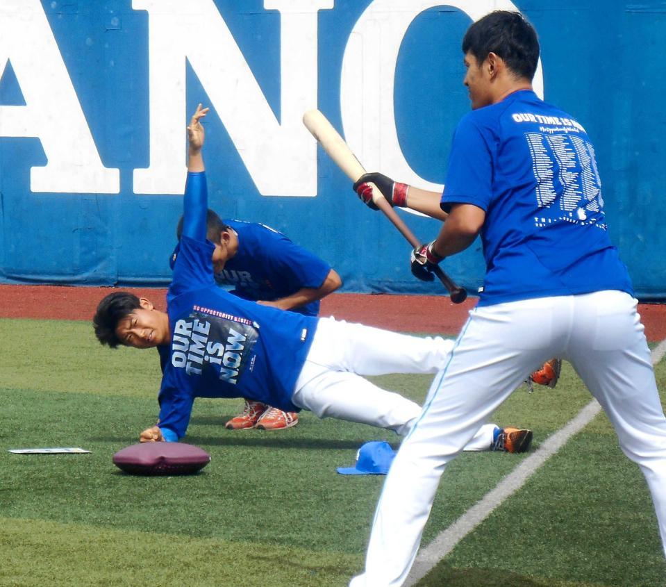 横浜スタジアムで調整する今永（左）　