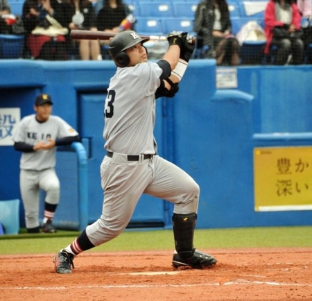リーグタイ記録となる４試合連続本塁打を放った慶大・岩見