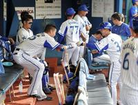 ３回、適時打を放って交代し、ベンチでＤｅＮＡ・柴田竜拓と拳を合わせるＤｅＮＡ・筒香嘉智（左）＝横浜スタジアム（撮影・出月俊成）