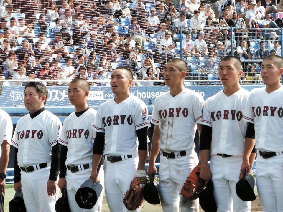 天理に勝利し、スタンドへあいさつする広陵・中村（右から３人目）＝松山中央公園野球場