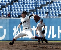 　えひめ国体準決勝・津田学園戦で投球する大阪桐蔭・根尾