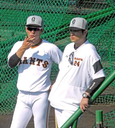 井端コーチ（左）と秋季練習を見守る高橋監督