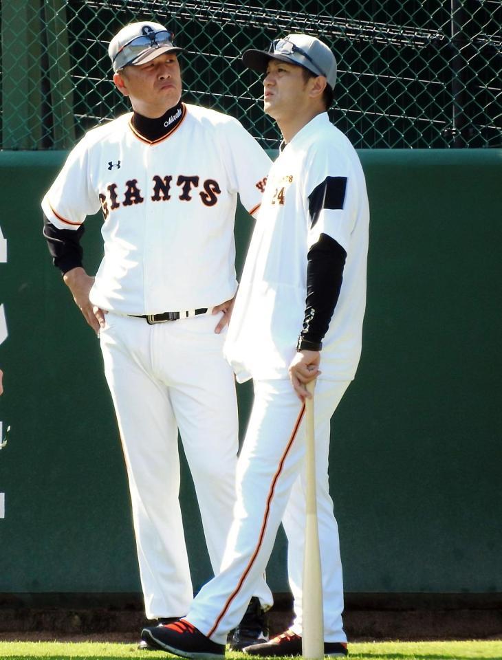 村田コーチと話し込む高橋監督（右）
