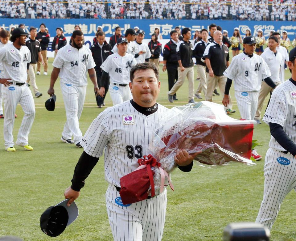 　花束を手に引き揚げる伊東監督