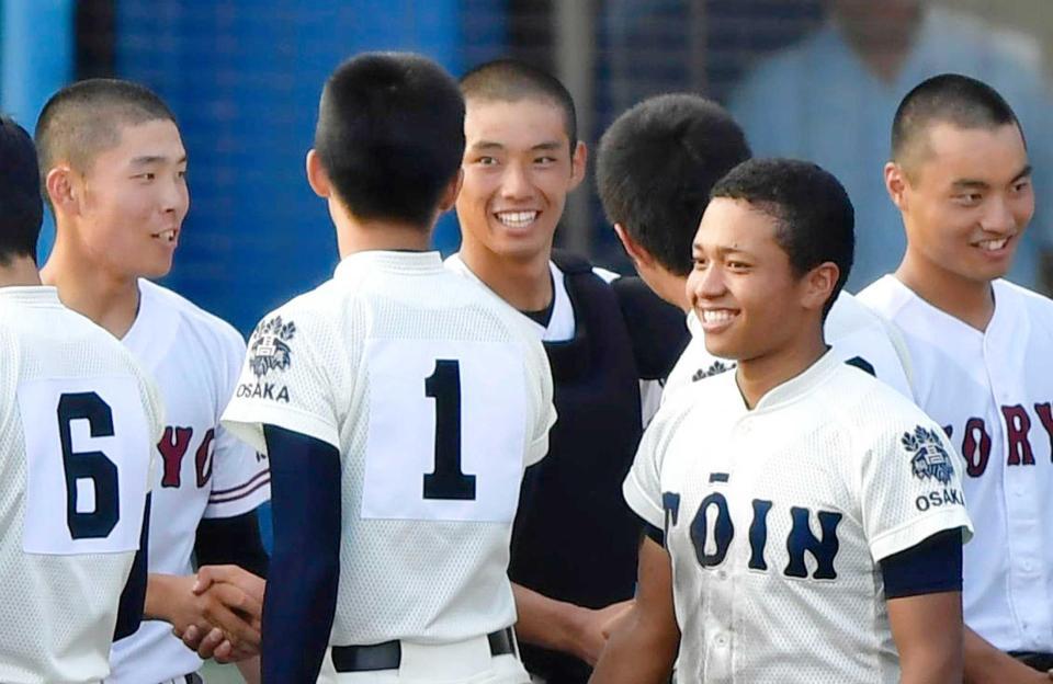 　試合終了後、大阪桐蔭・徳山（１）と笑顔で言葉を交わす広陵・中村（中央）