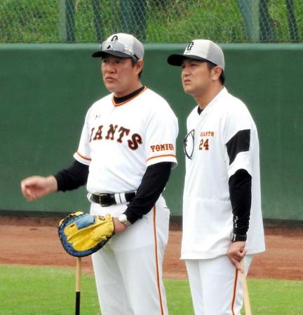 　斎藤コーチと並んで練習を見守る高橋監督（右）