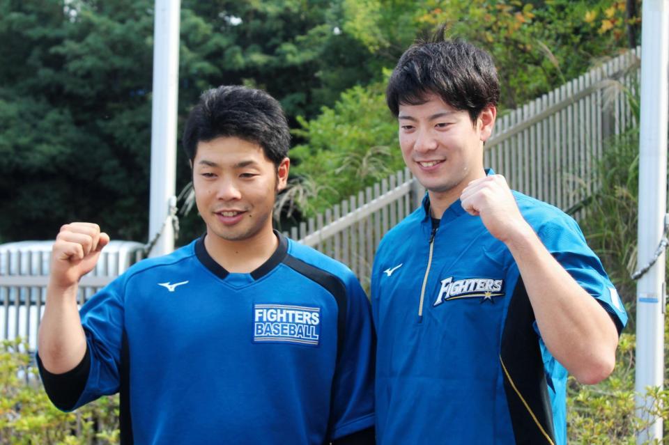 侍ジャパン入りに笑顔を見せる日本ハム・近藤（左）と松本