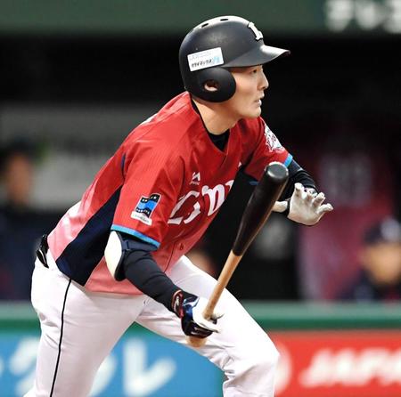 ３回、中前適時打を放つ西武・源田＝メットライフドーム（撮影・棚橋慶太）