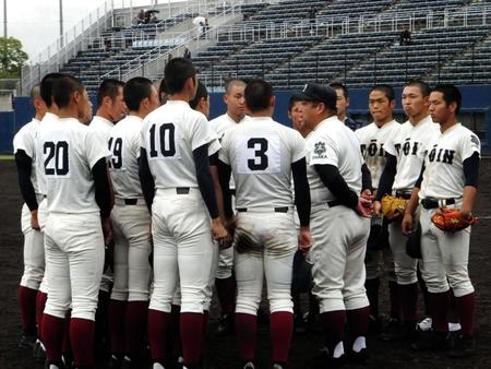 優勝を決めた直後に選手を集めてミーティングを行う大阪桐蔭・西谷監督（右から５人目）＝シティ信金スタジアム