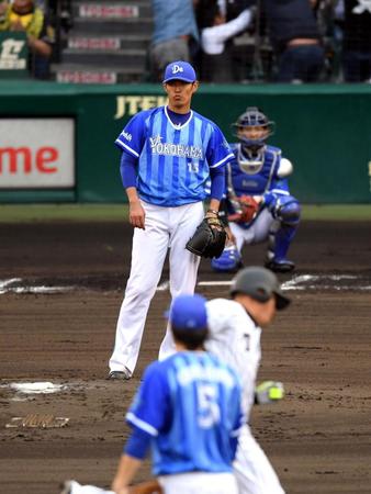６回阪神無死一塁、ＤｅＮＡ・井納翔一は阪神・福留孝介に先制２ランを浴びる＝甲子園（撮影・山口登）