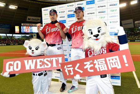 お立ち台でガッツポーズする西武・菊池雄星（左）と西武・浅村栄斗＝メットライフドーム（撮影・棚橋慶太）