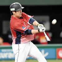 ３回、犠飛を放つ西武・中村剛也＝メットライフドーム（撮影・棚橋慶太）