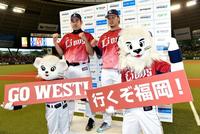 お立ち台でガッツポーズする西武・菊池雄星（左）と西武・浅村栄斗＝メットライフドーム（撮影・棚橋慶太）