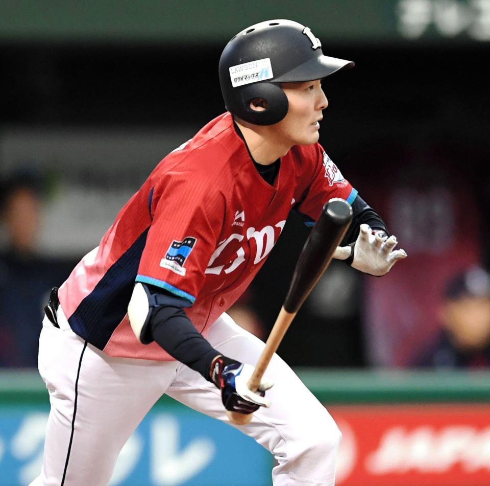 ３回、中前適時打を放つ西武・源田＝メットライフドーム（撮影・棚橋慶太）