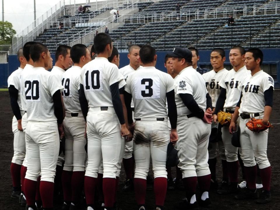 優勝を決めた直後に選手を集めてミーティングを行う大阪桐蔭・西谷監督（右から５人目）＝シティ信金スタジアム