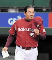 メンバー交換に向かう楽天・梨田監督＝メットライフドーム（撮影・堀内翔）