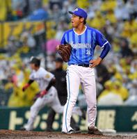 ３回、大山（奥）にソロを打たれる今永＝甲子園