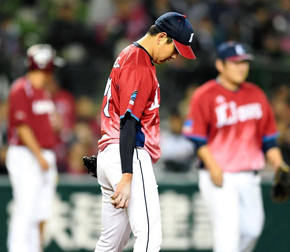 ４回、交代を告げられ下を向く西武・野上亮磨＝メットライフドーム（撮影・棚橋慶太）