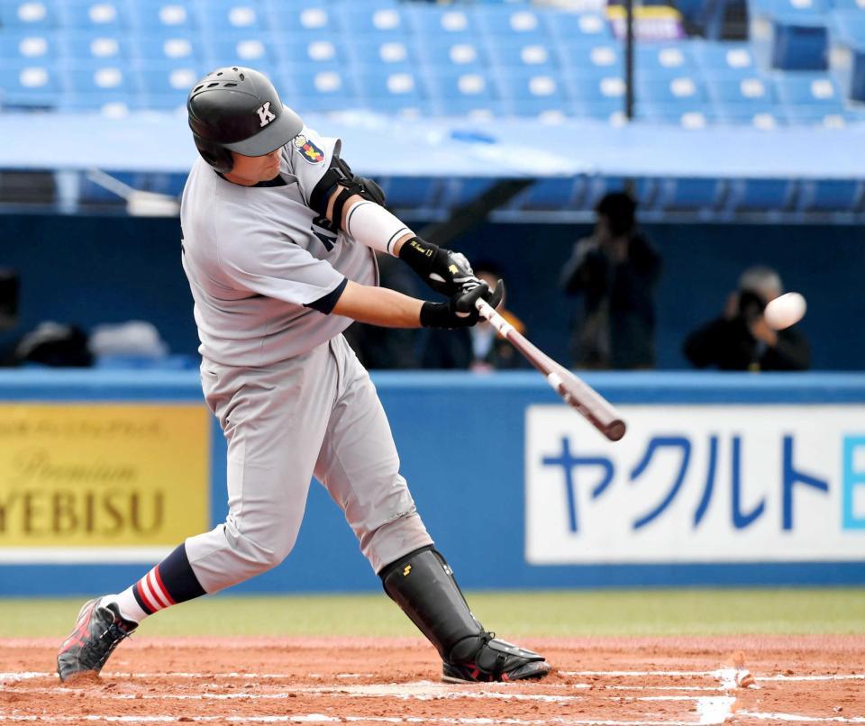 　１回、先制２ランを放つ慶大・岩見（撮影・中田匡峻）