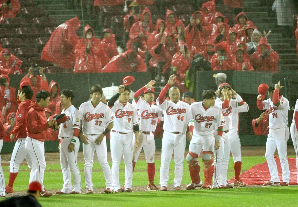 ５回降雨コールドで勝利し、ファンに手を振って応えるナイン＝マツダスタジアム（撮影・田中太一）