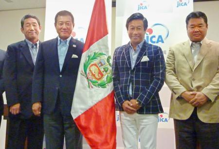 　１１月にペルーで開催される野球教室に参加する巨人の原辰徳前監督（中央左）、元巨人投手の宮本和知氏（同右）ら＝１９日、東京都内のペルー大使館