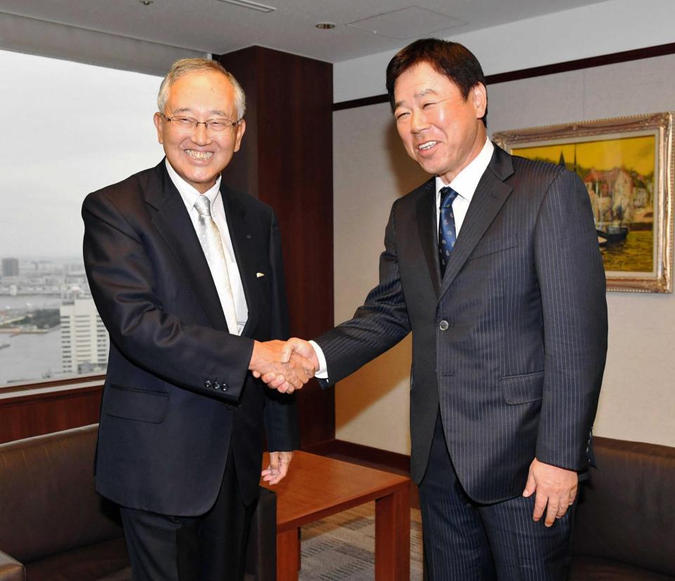 　宮内オーナー（左）にシーズン終了の報告をする福良監督（撮影・出月俊成）