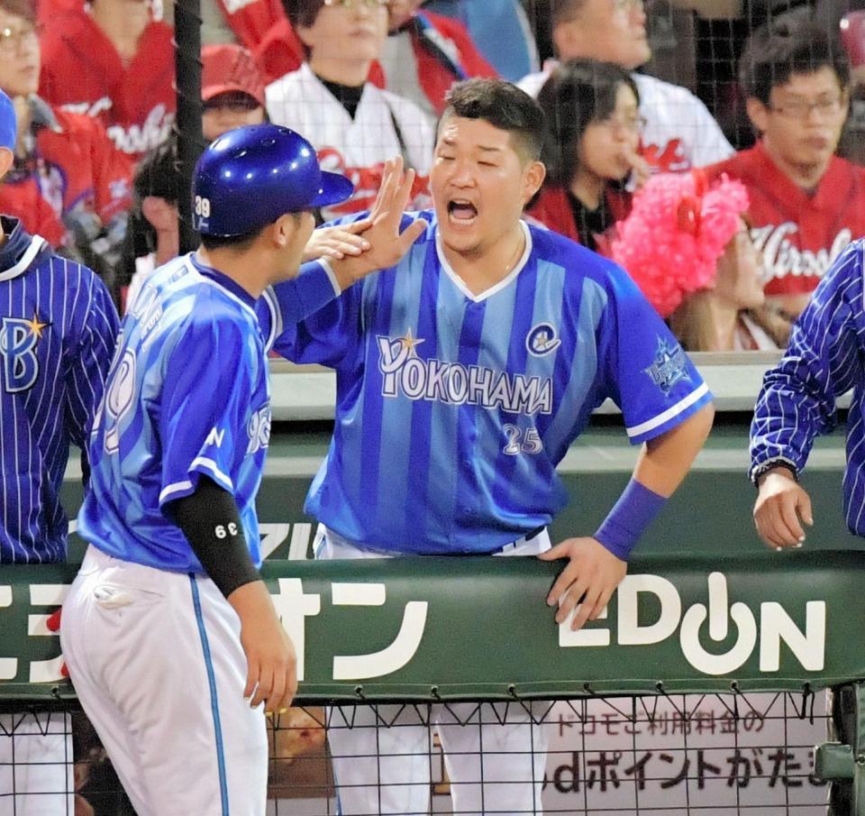 ２回、井納の先制打で生還した二走・嶺井（左）を出迎える筒香＝マツダスタジアム