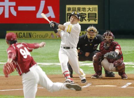 　６回ソフトバンク無死、中村晃が右越えに２者連続本塁打となる勝ち越しソロを放つ。投手宋家豪、捕手嶋＝ヤフオクドーム