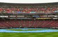 試合前に雨天中止のアナウンスが流れどよめくスタンド＝マツダスタジアム（撮影・田中太一）