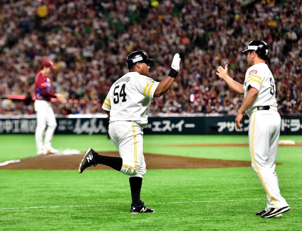 ３回、左越えソロを放ち村松コーチとタッチするデスパイネ（左）＝ヤフオクドーム（撮影・園田高夫）