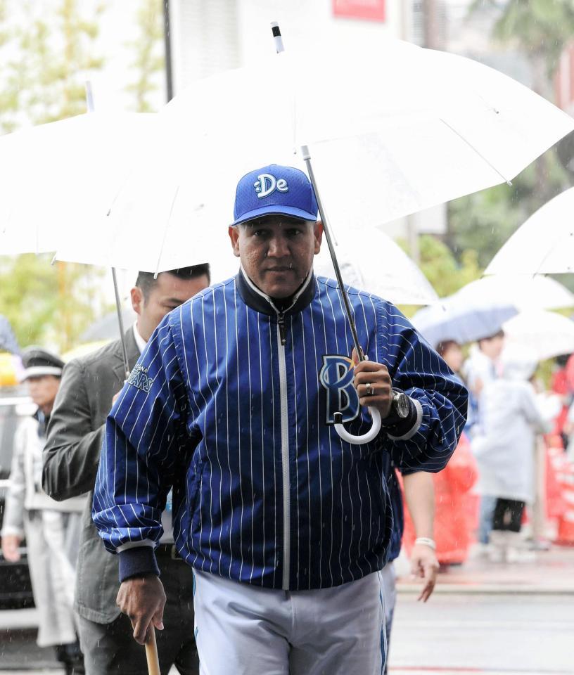 　雨天中止決定後、室内練習場から引き上げるＤｅＮＡのラミレス監督＝マツダスタジアム