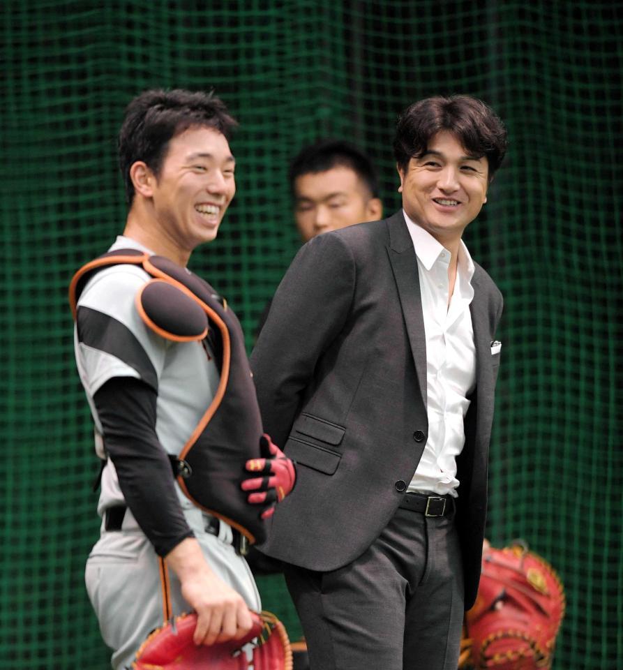 　宇佐見（左）と談笑する高橋監督