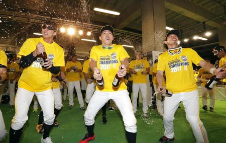 　祝勝会でビールをかける（左から）ソフトバンクの福田、内川、松田＝ヤフオクドーム