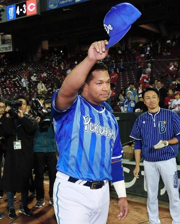 ＣＳ突破に王手をかけ声援に応えるＤｅＮＡのロペス＝マツダスタジアム（撮影・堀内翔）