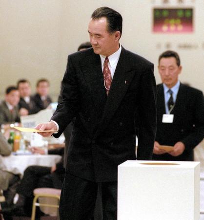 　ドラフトの１位指名で競合した、松井秀喜のクジを引いた長嶋監督＝１９９２年