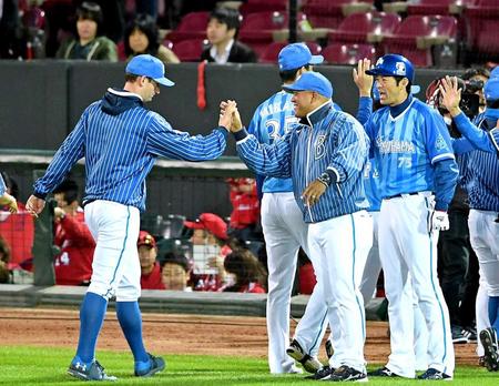 　広島に勝利し、ウィーランド（左）とタッチを交わすラミレス監督（撮影・田中太一）