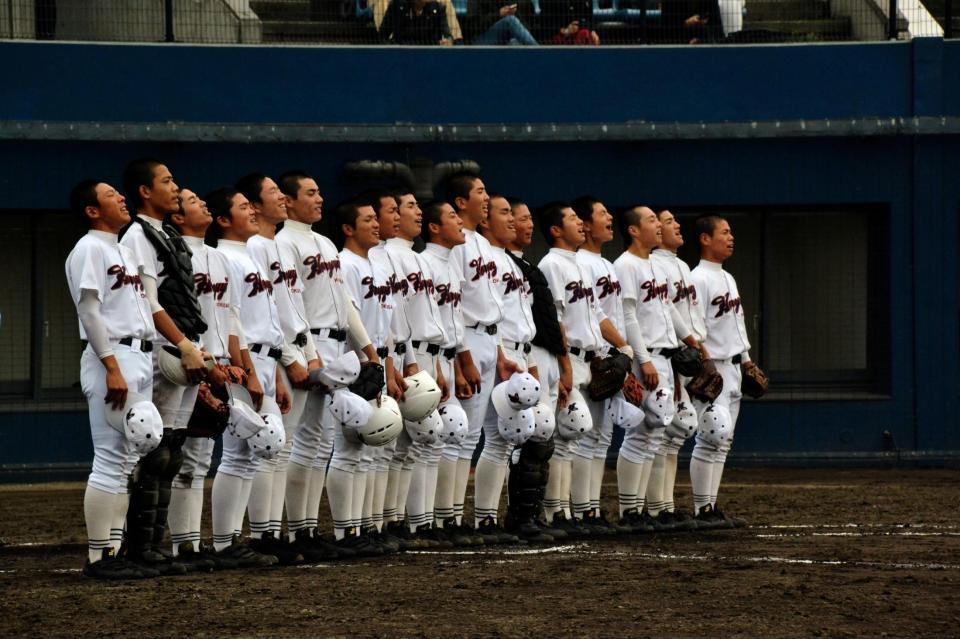 秋季近畿大会１回戦で比叡山を下して校歌を歌う法隆寺国際ナイン＝シティ信金スタ