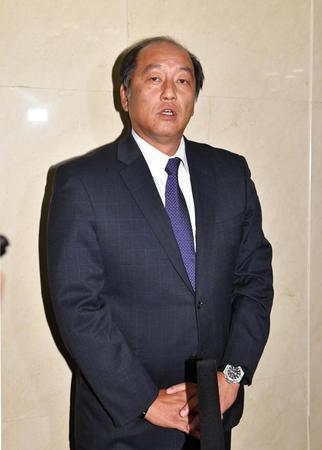 囲み取材で、ＪＲ東日本の田嶋大樹選手を１位指名することを明言する西武の渡辺久信ＳＤ