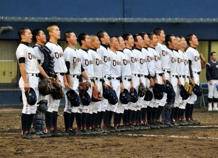 秋季近畿大会１回戦で神港学園を下して校歌を歌う乙訓ナイン＝シティ信金スタジアム