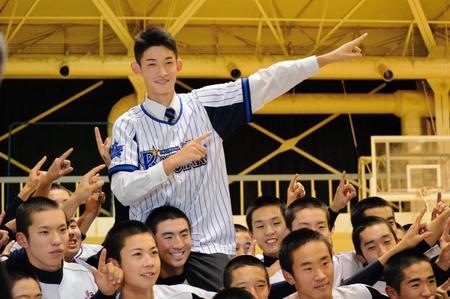 ＤｅＮＡのユニフォームを着用し、ポーズを決める阪口