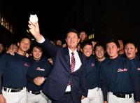 楽天に１位指名されポーズを決める岡山商科大・近藤