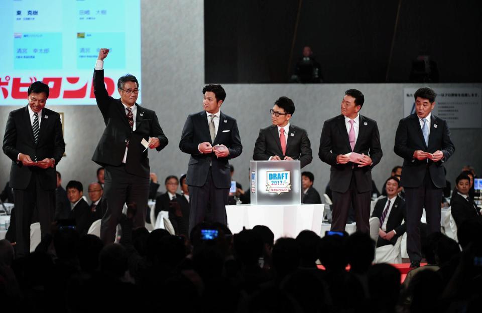 日本ハム・木田ＧＭ補佐（左から２人目）が清宮のくじを引きガッツポーズ。阪神・金本監督（右から２人目）はガックリ