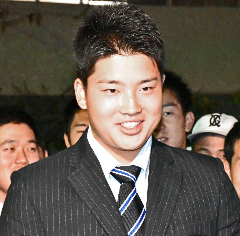 　ヤクルトから１位指名を受け、記者の質問に答える九州学院高の村上宗隆捕手＝26日午後、熊本市