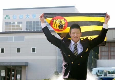 　阪神からドラフト１位指名のあいさつを受け、記念撮影に応じる仙台大の馬場皐輔投手＝２７日、宮城県柴田町